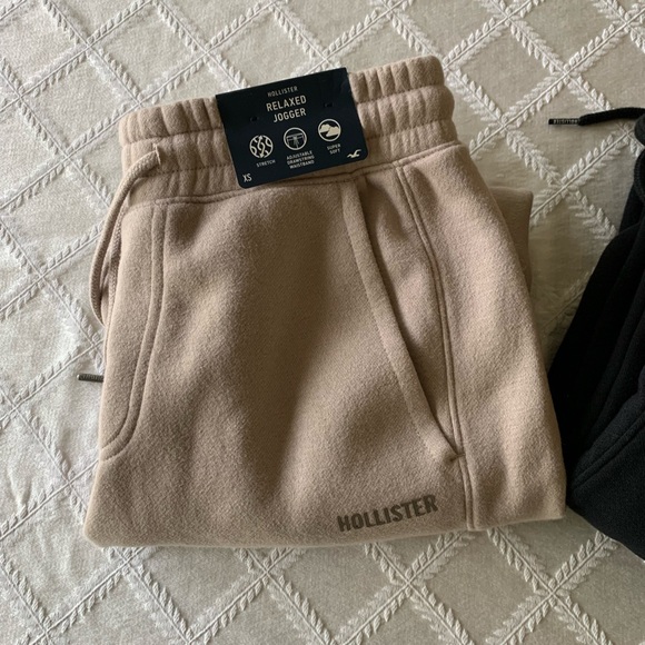 Hollister Relaxed Jogger - Picture 2 of 3